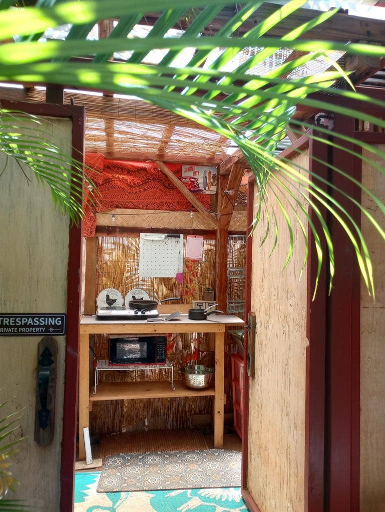 Priv.entry-(not in mainH)Share Bath