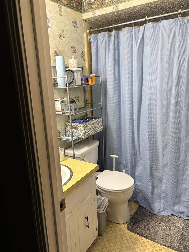 Furnished room in shared housee