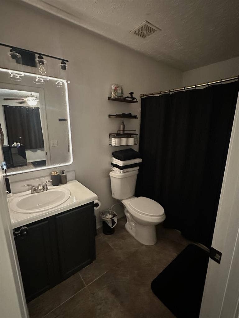 Room  minutes away from broadway!