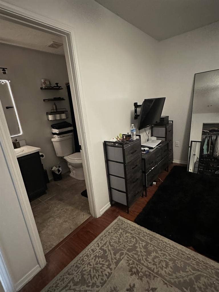 Room  minutes away from broadway!