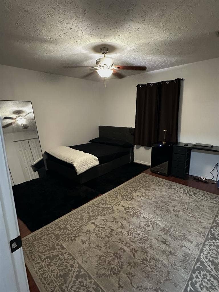 Room  minutes away from broadway!