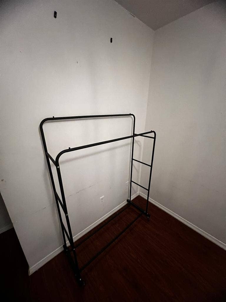 Room  minutes away from broadway!