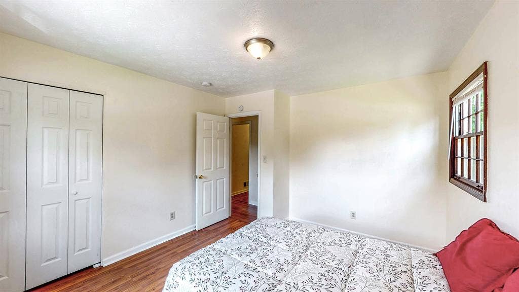 8 BR in Riverdale