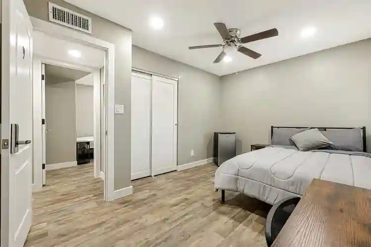 9 BR in Glendale