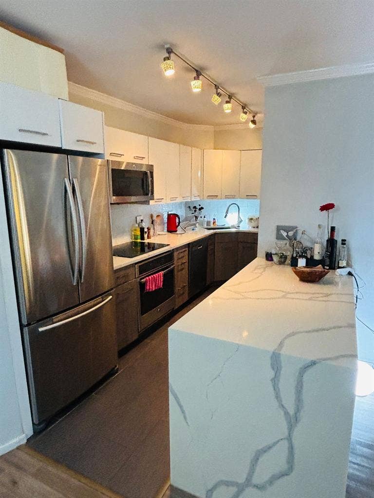 ✨Spacious Room w/ Private Balcony✨