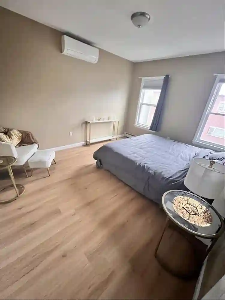 King size bedroom near airport
