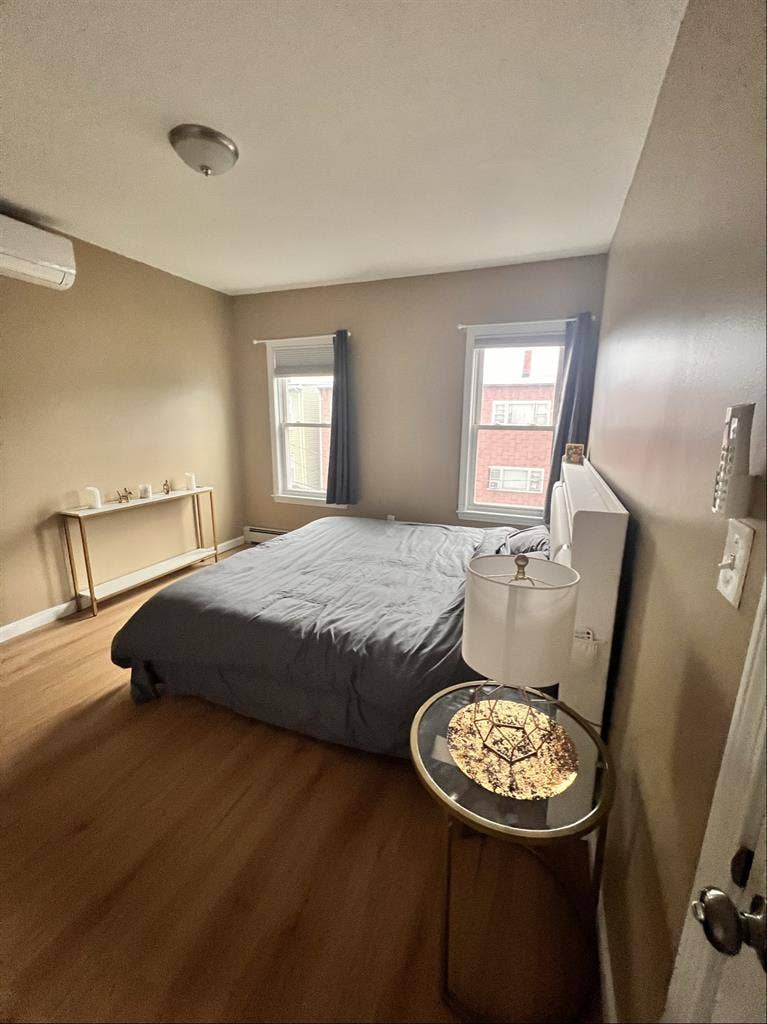 King size bedroom near airport