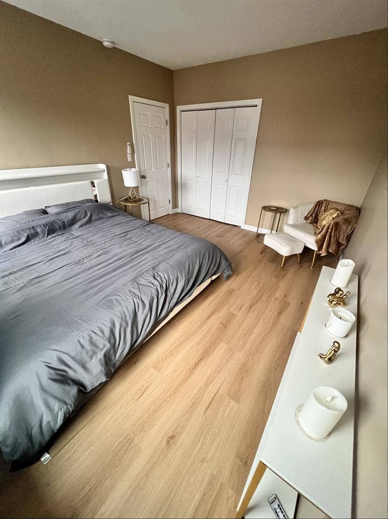 King size bedroom near airport