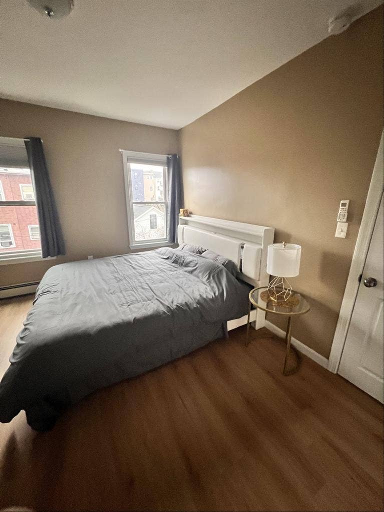 King size bedroom near airport
