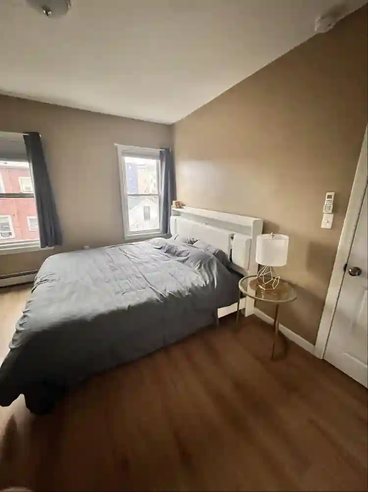 King size bedroom near airport