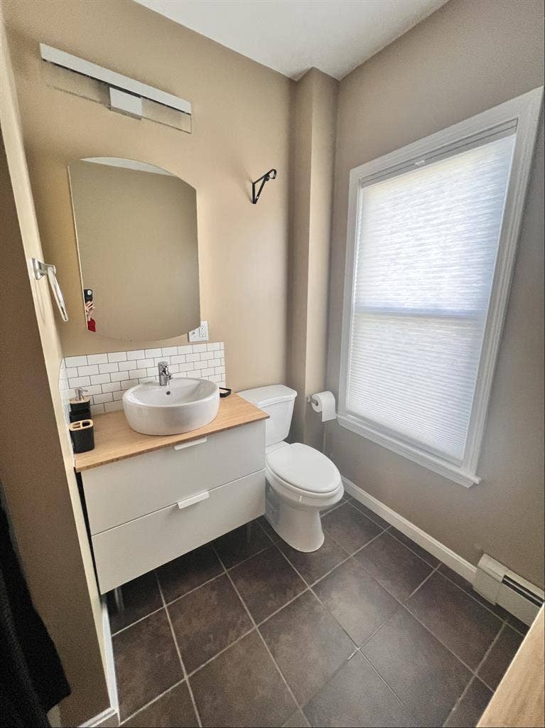 King size bedroom near airport