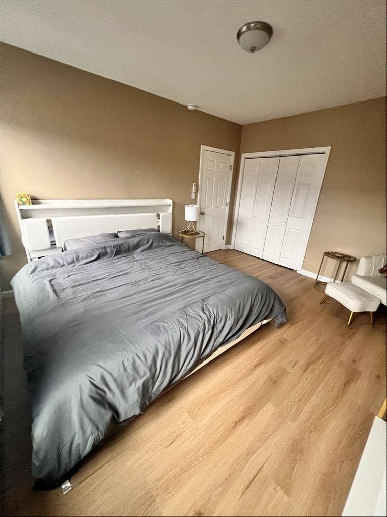 King size bedroom near airport