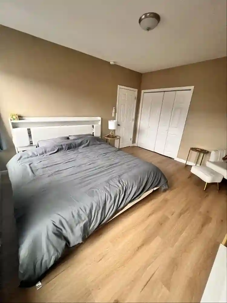 King size bedroom near airport