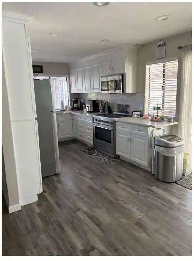 Large room w/ private bathroom !!