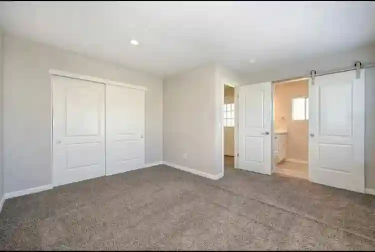 Large room w/ private bathroom !!