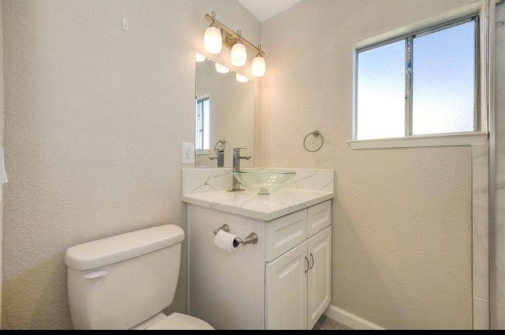 Large room w/ private bathroom !!