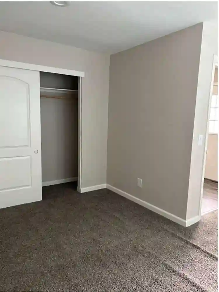 Large room w/ private bathroom !!