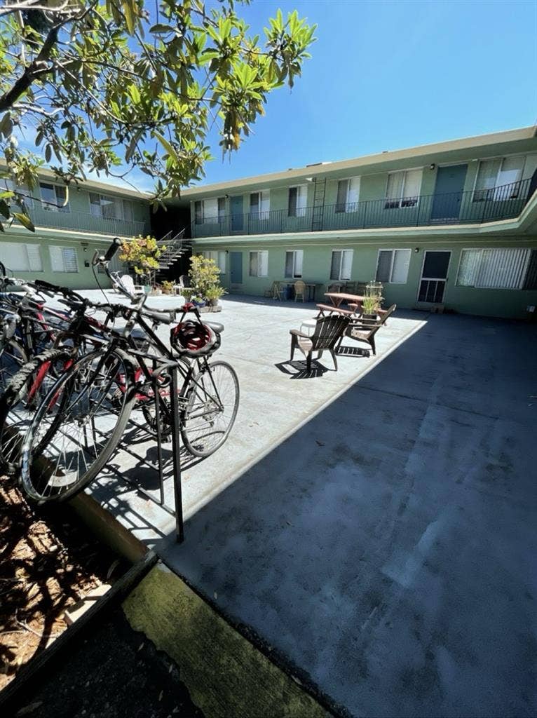 LOOKING FOR A ROOMMATE ASAP