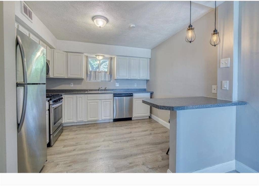 March 1st! Furnished Condo-Dracut