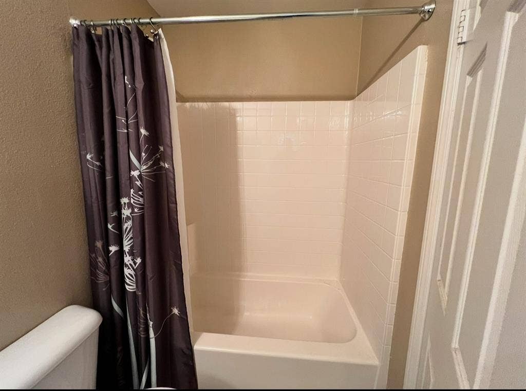 Room/Bath Avail January