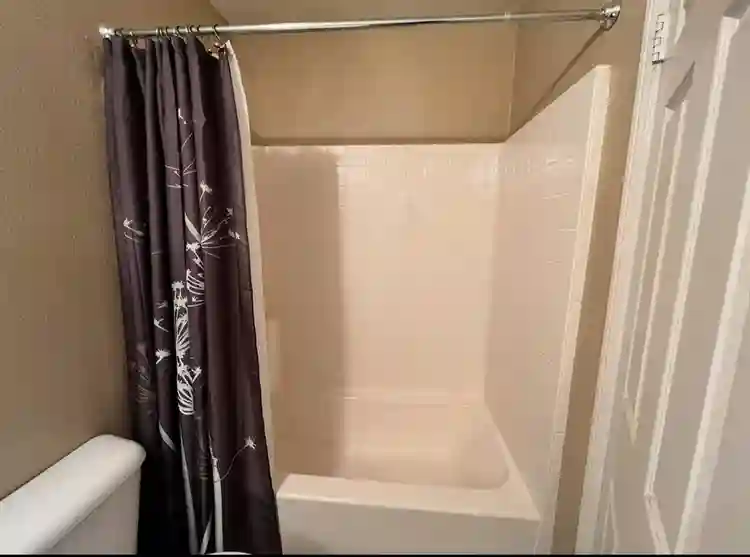 Room/Bath Avail January