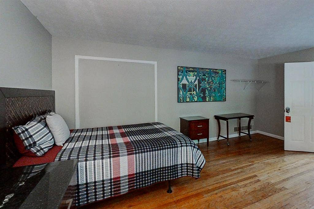 9 BR in Stone Mountain