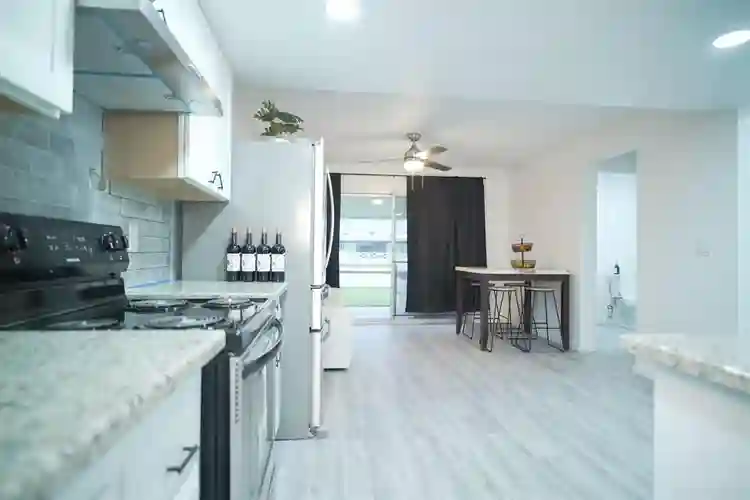 7 BR in Glendale
