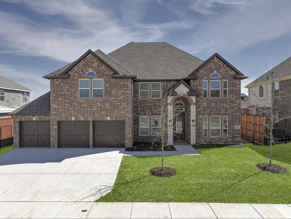 Room in brand new house for female