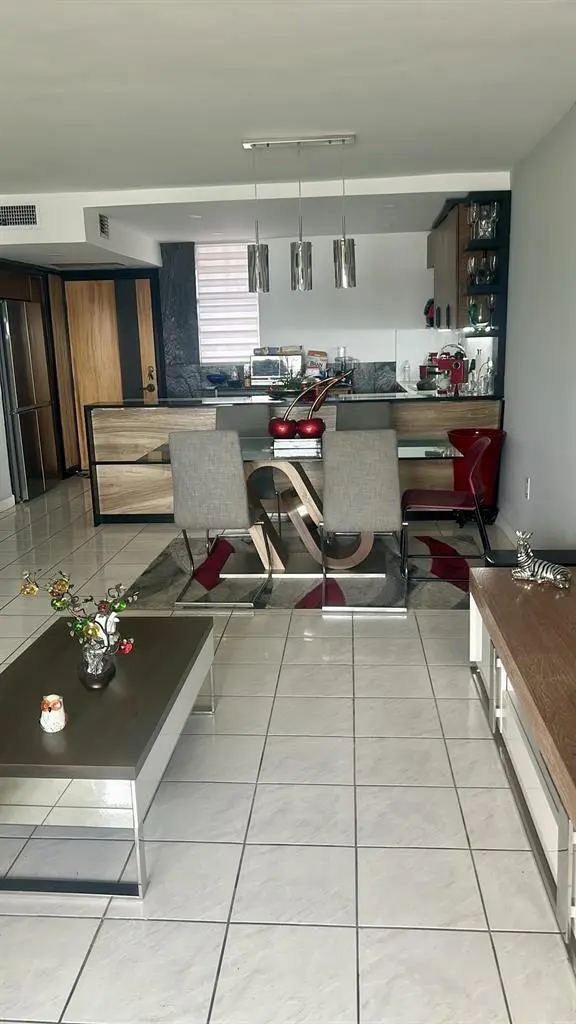 Yo soy Dueño , I am the owner.