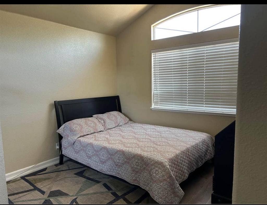 available Jan 1, close to Bart