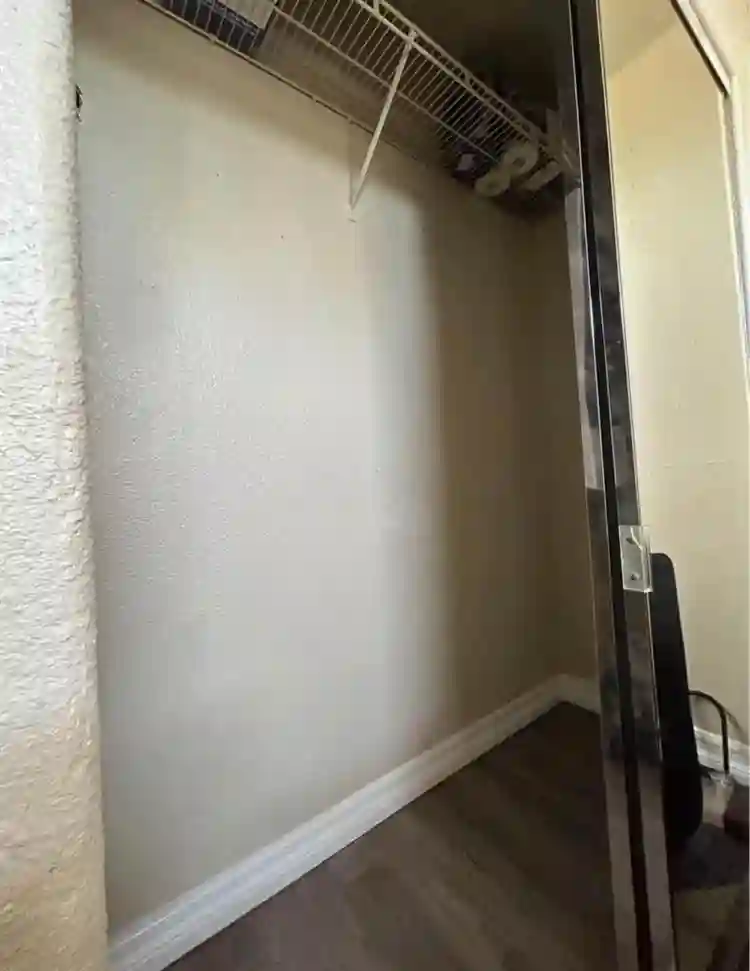 available Jan 1, close to Bart