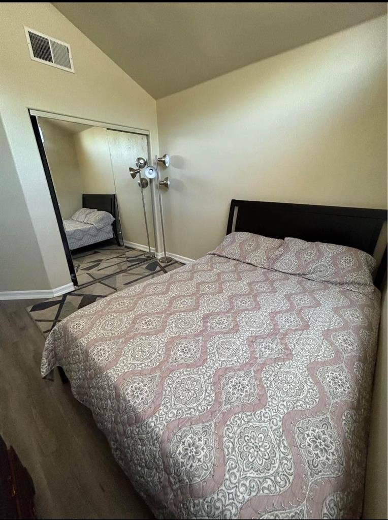 available Jan 1, close to Bart