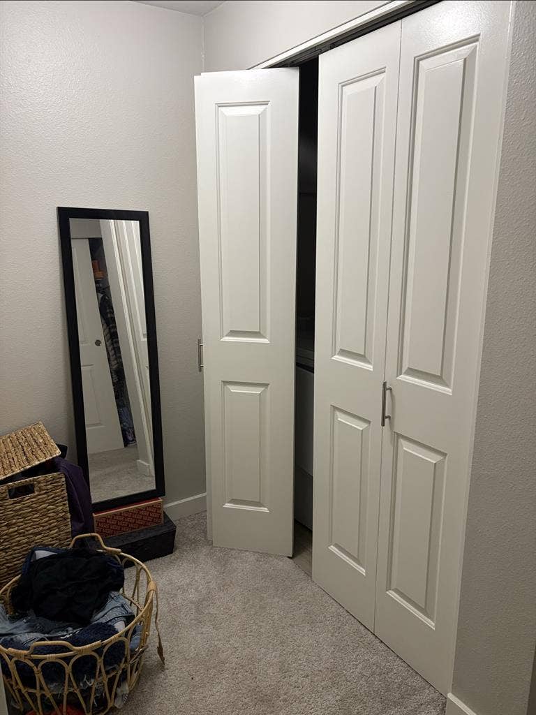 Looking for a roommate in Bellevue