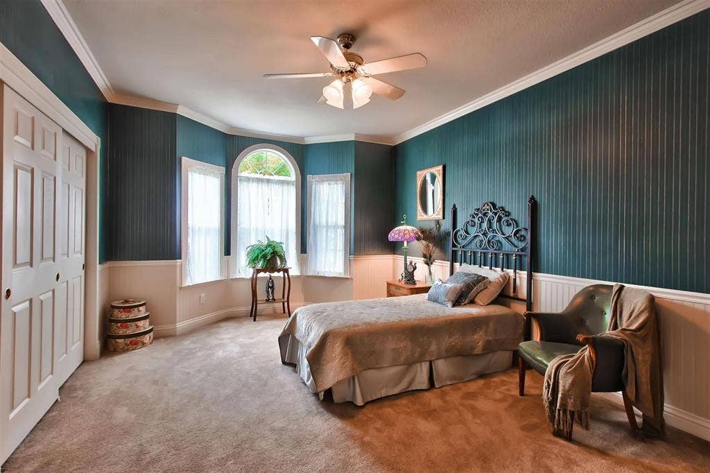 ’ Bed + Attached Bathroom