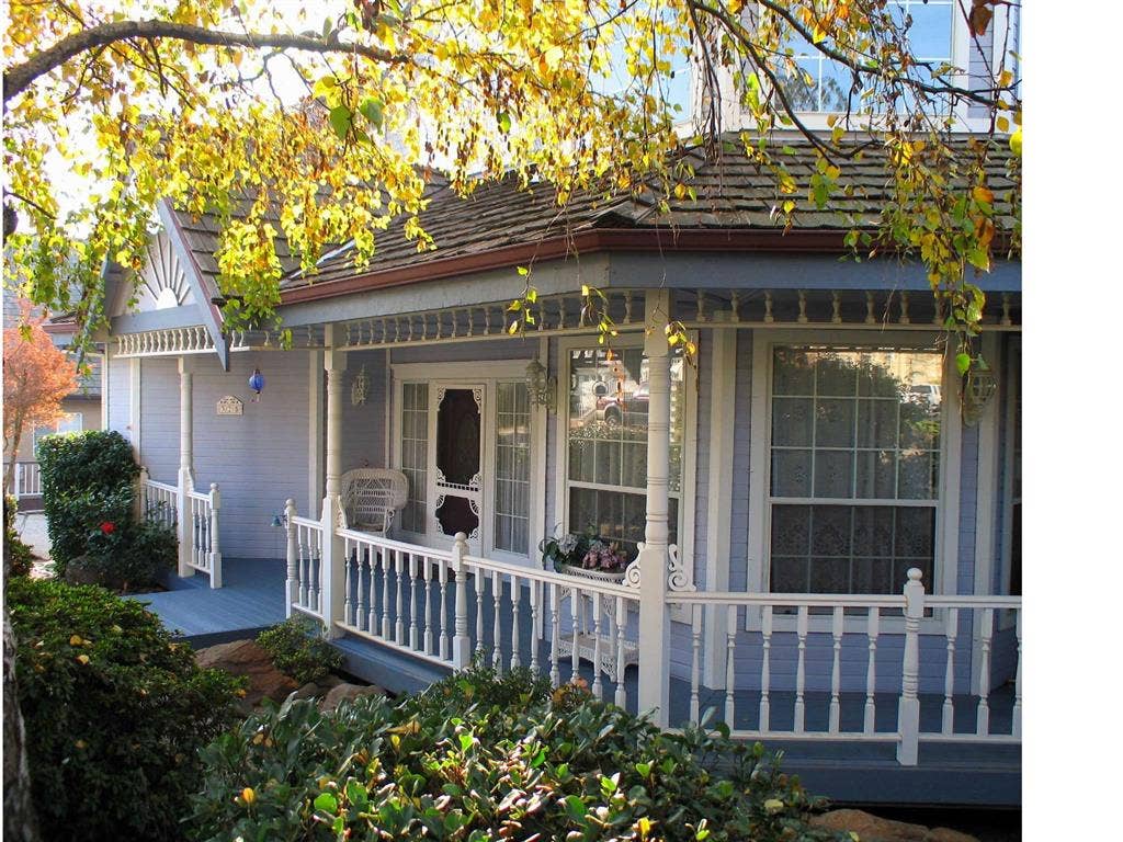 ’ Bed + Attached Bathroom