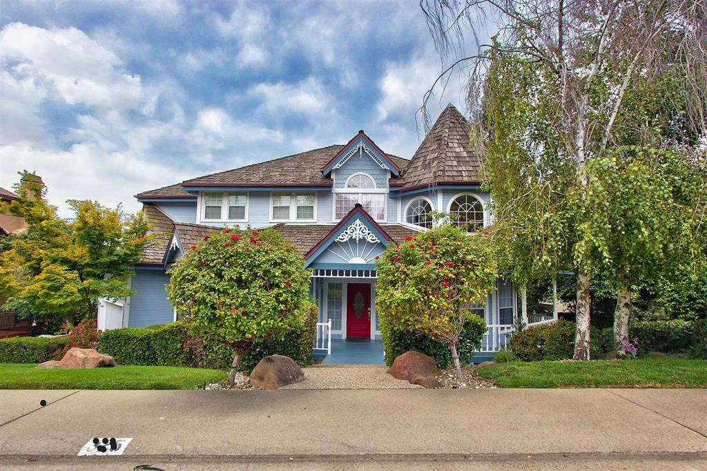 ’ Bed + Attached Bathroom