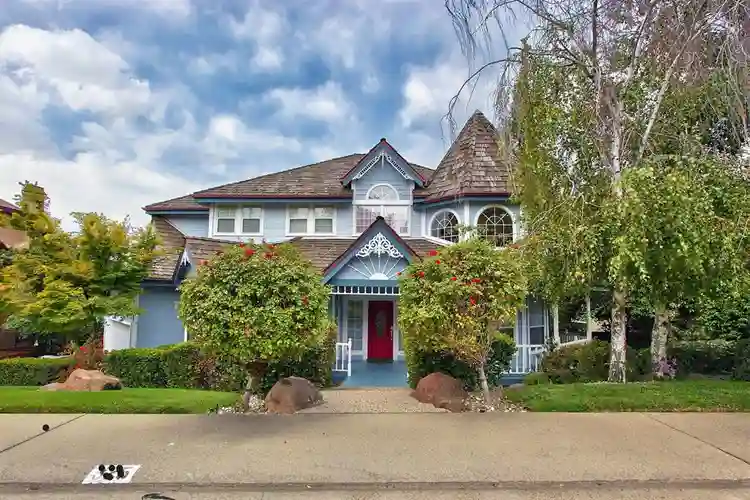 ’ Bed + Attached Bathroom