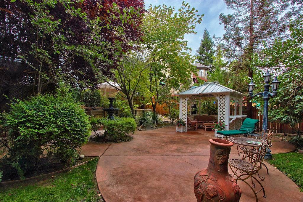 ’ Bed + Attached Bathroom