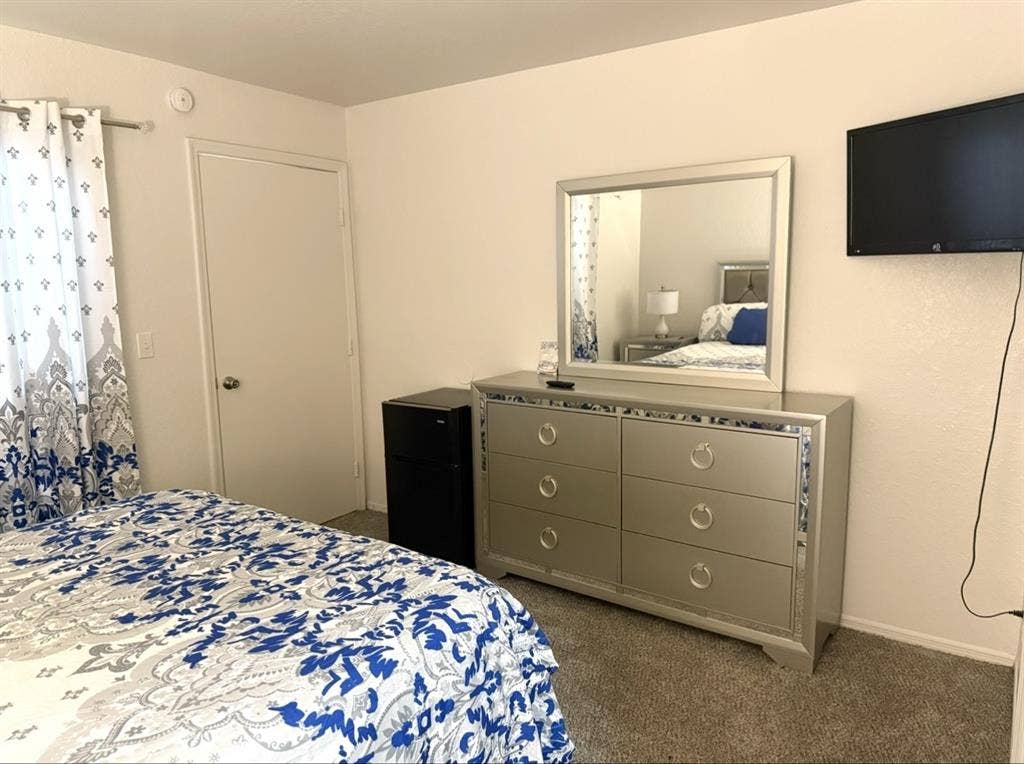 BDRM PRIVATE BATH & WALK-IN CLO