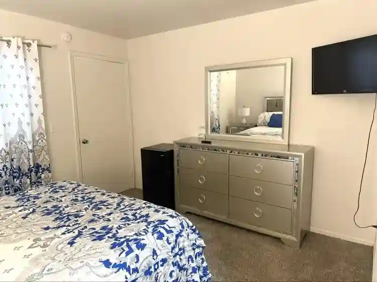 BDRM PRIVATE BATH & WALK-IN CLO
