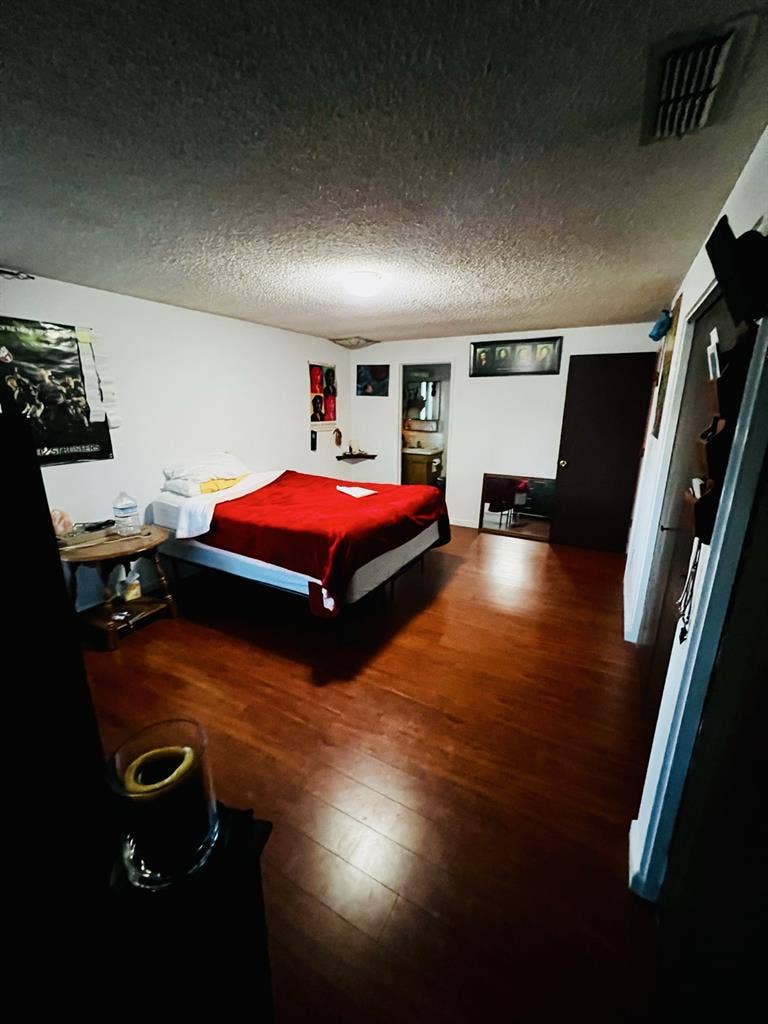 Large Master Bedroom w/private bath