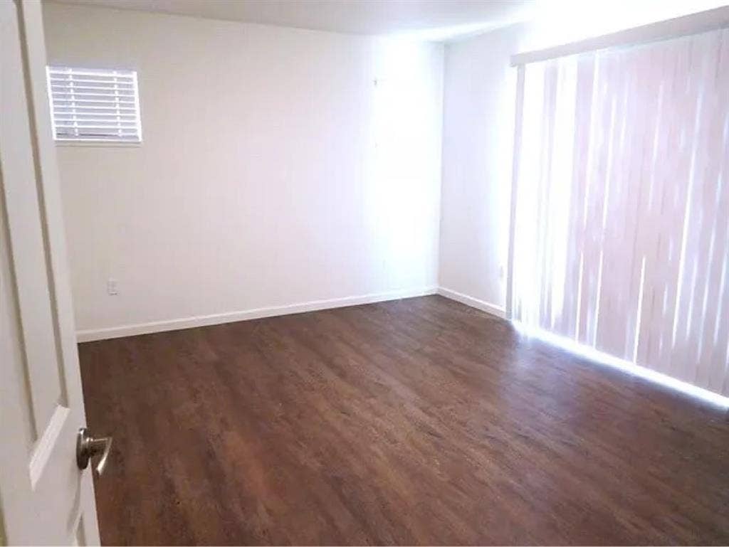 Looking for Roommate