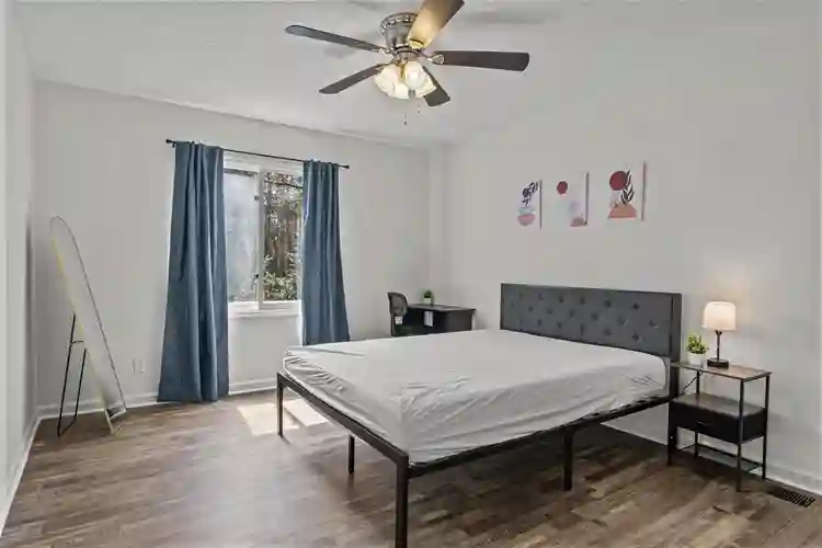 7 BR in Athens