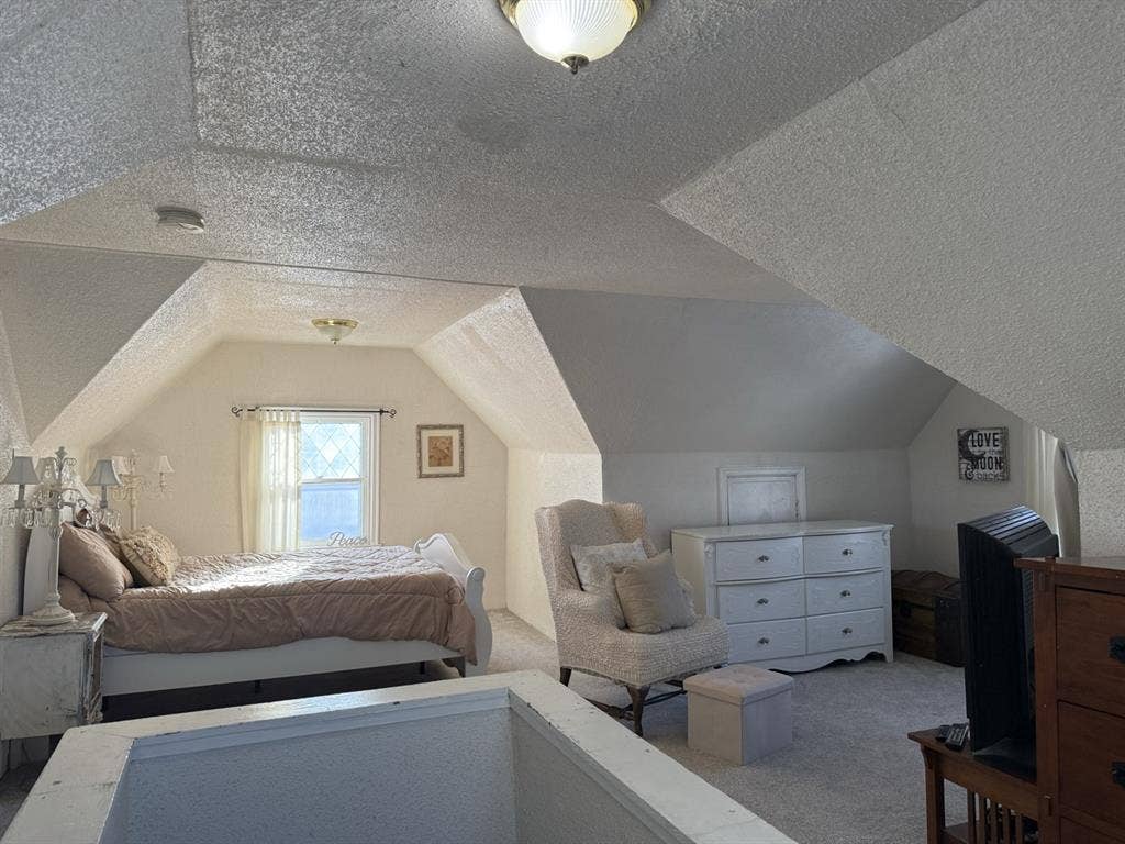 Cozy Room in a Victorian home!