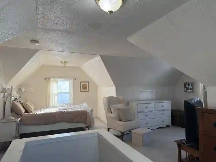 Cozy Room in a Victorian home!