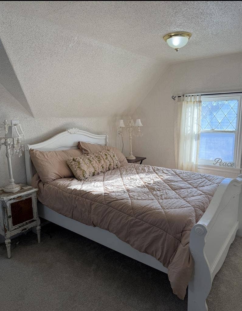 Cozy Room in a Victorian home!