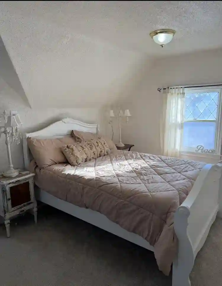 Cozy Room in a Victorian home!