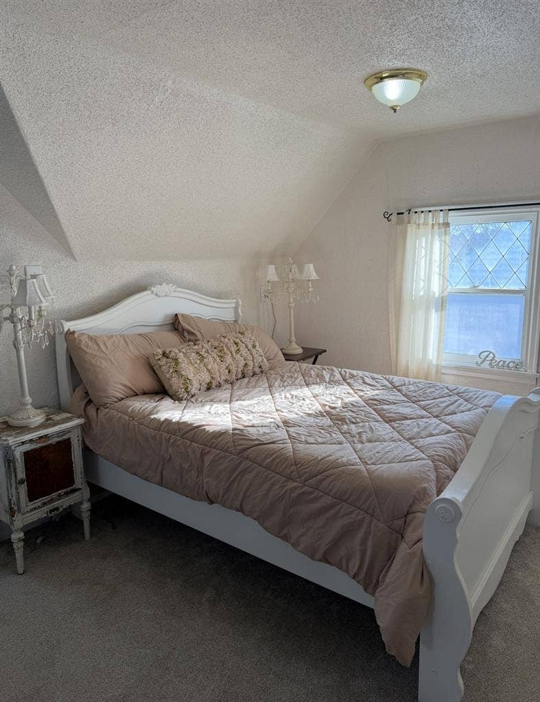 Cozy Room in a Victorian home!