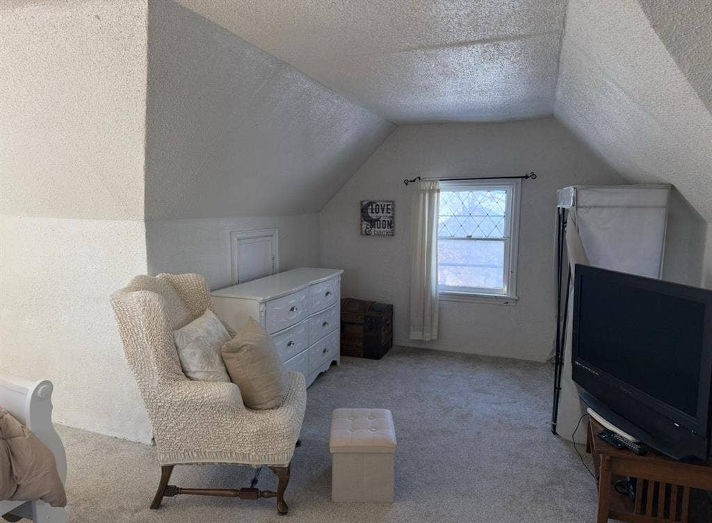 Cozy Room in a Victorian home!