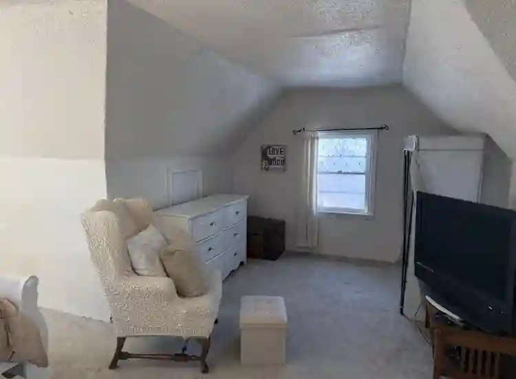 Cozy Room in a Victorian home!